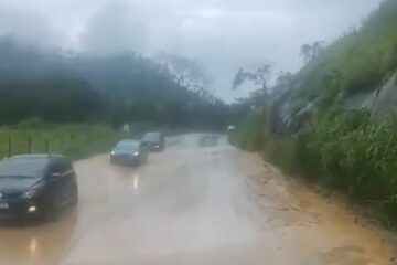 Atenção: devido à chuva, barro invade a rodovia BR-381, entre Nova Era e Antônio Dias