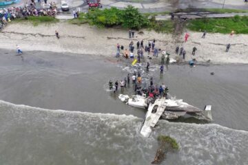 Avião que explodiu em Ubatuba é removido da praia