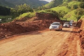 Após queda de barreiras, tráfego na MG-232 funciona em “pare e siga” entre Santana do Paraíso e Mesquita