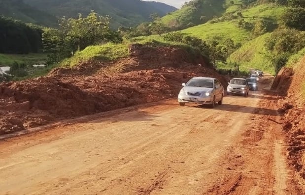 Após queda de barreiras, tráfego na MG-232 funciona em “pare e siga” entre Santana do Paraíso e Mesquita