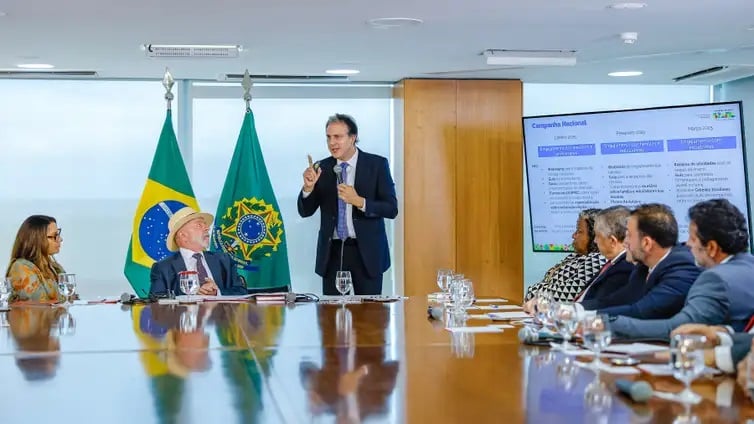 Durante aulas, recreios e intervalos: Lula sanciona lei que restringe uso de celulares nas escolas