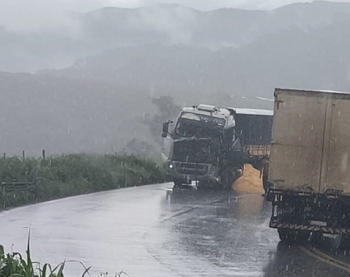 Acidente entre carro e carreta interdita a BR-381, em João Monlevade