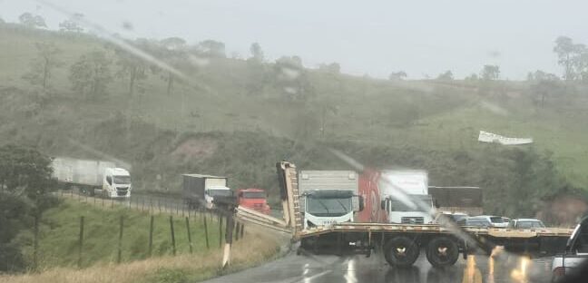 Acidente entre carro e carreta interdita a BR-381, em João Monlevade