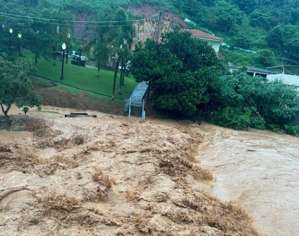 Temporal provoca caos e destruição em Dom Silvério