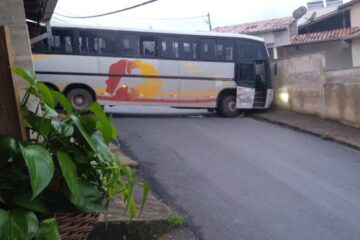 Vídeo: após pane mecânica, ônibus bloqueia ruas no bairro Valência, em Itabira