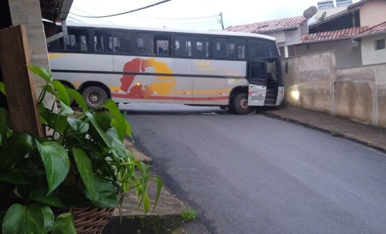 Vídeo: após pane mecânica, ônibus bloqueia ruas no bairro Valência, em Itabira