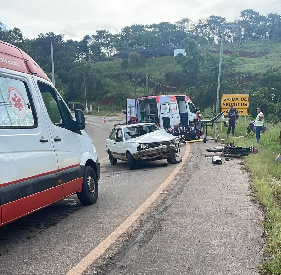 Carro invade contramão e atinge motocicleta em Itabira; piloto teve fratura exposta