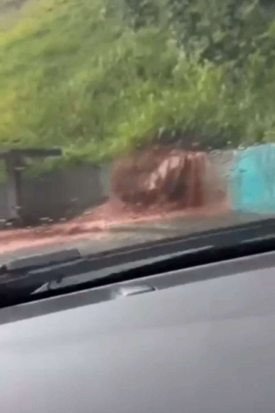 Forte enxurrada vinda de área da Vale causa espanto após chuva em Itabira; assista