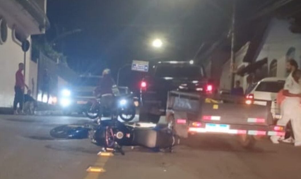 Acidente entre motos e carro é registrado no Centro de Itabira