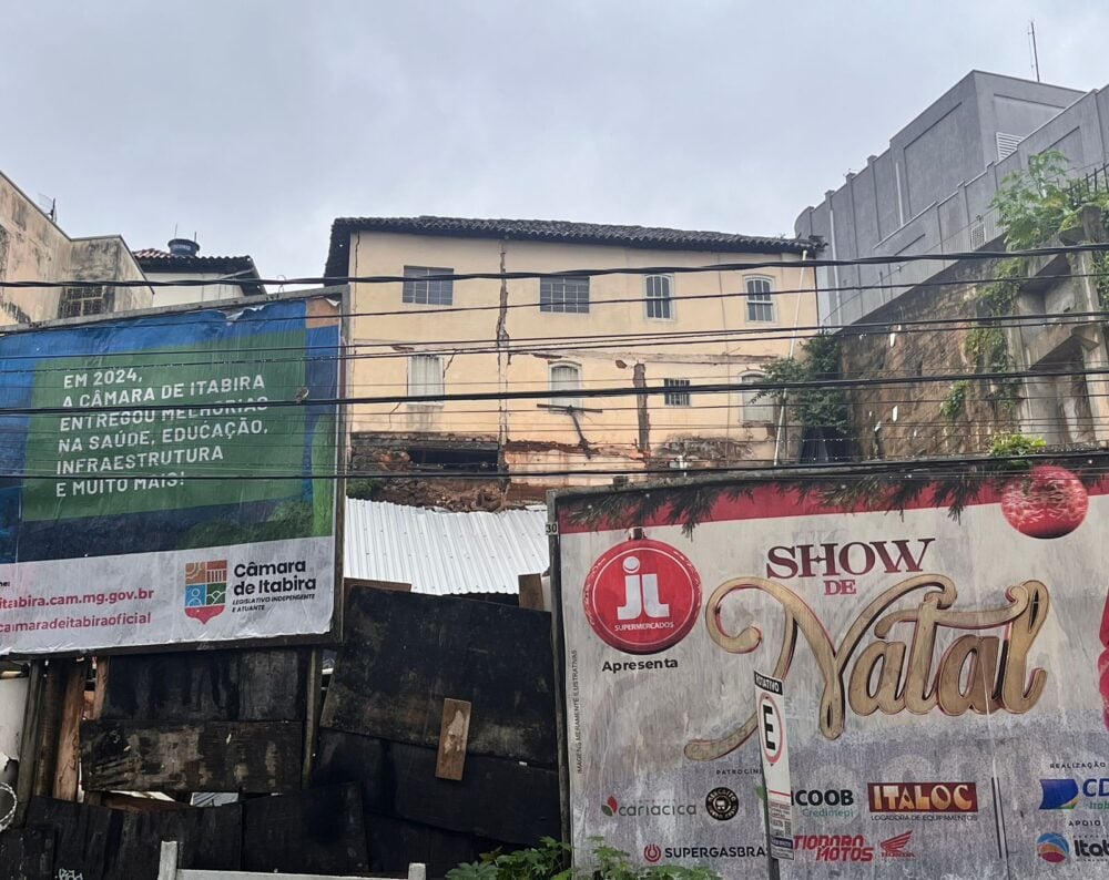 Deslizamento de terra em lote ao lado da antiga agência da Caixa causa apreensão no Centro de Itabira