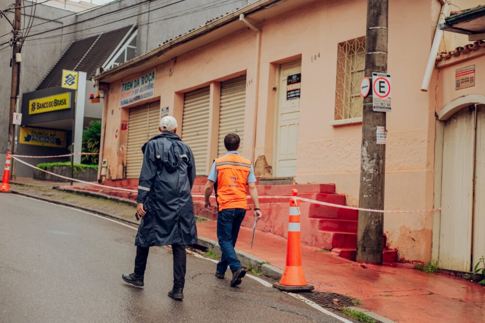 Devido a obra irregular, casarão no Centro de Itabira corre risco de desabamento; agência do Banco do Brasil é interditada