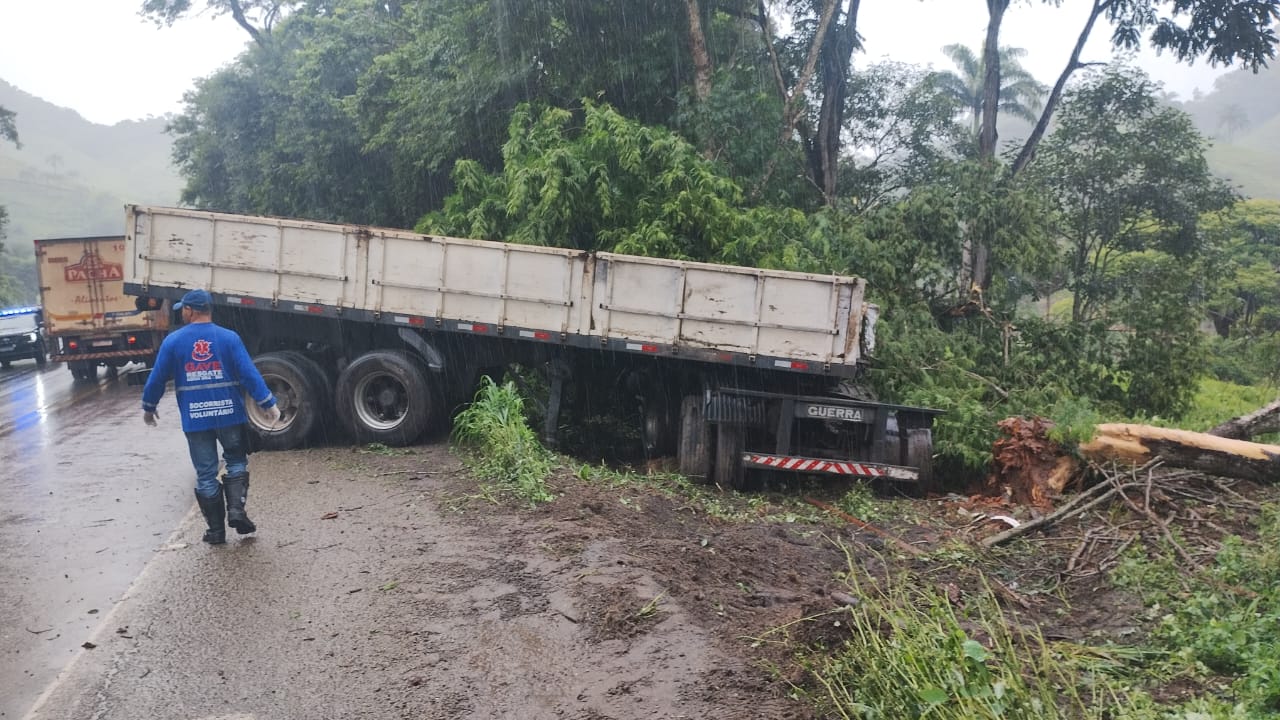 Acidente na BR-381 em Nova Era deixa motorista ferido