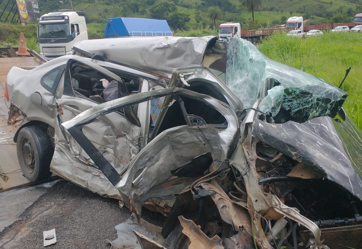 Grave acidente deixa três feridos na BR-381, em João Monlevade