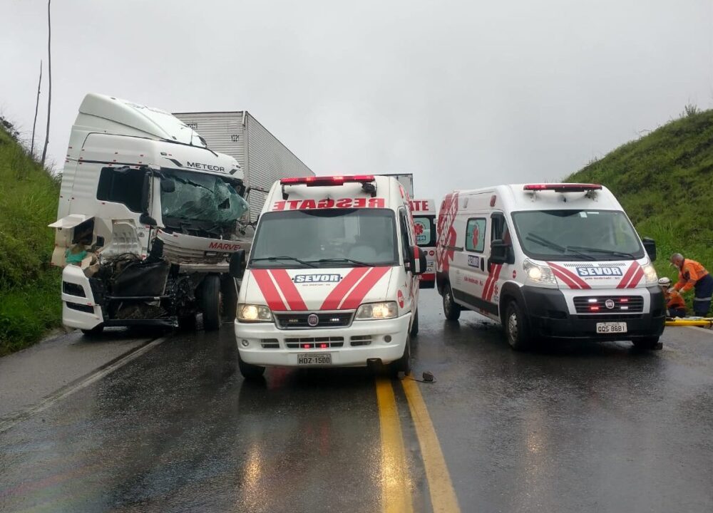 Colisão entre duas carretas deixa uma pessoa em estado grave na BR-381, em João Monlevade