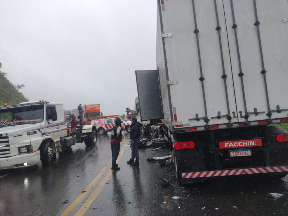 Colisão entre duas carretas deixa uma pessoa em estado grave na BR-381, em João Monlevade