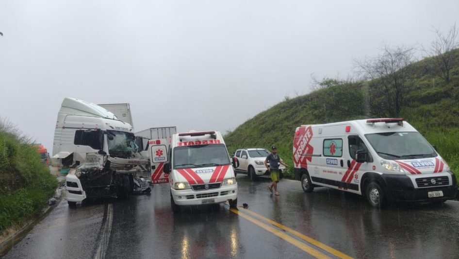 Colisão entre duas carretas deixa uma pessoa em estado grave na BR-381, em João Monlevade