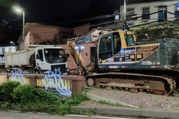 Primeiros equipamentos chegam para demolição do casarão na rua Tiradentes, em Itabira