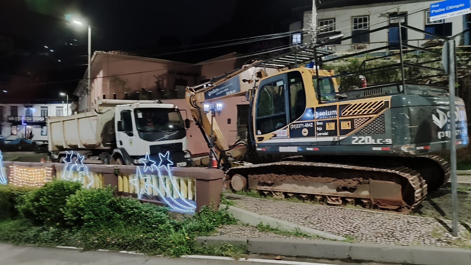 Primeiros equipamentos chegam para demolição do casarão na rua Tiradentes, em Itabira