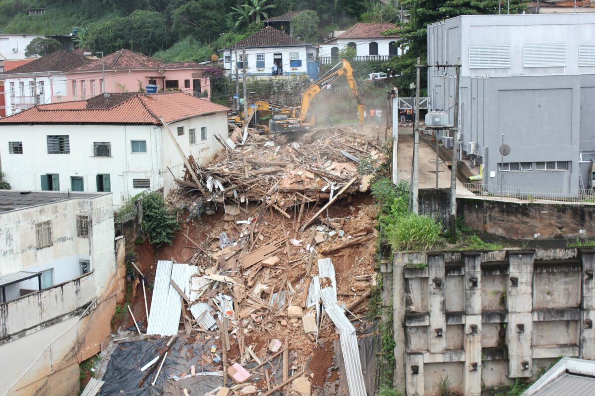Casarão do século XIX que corria risco de desabamento é demolido em Itabira