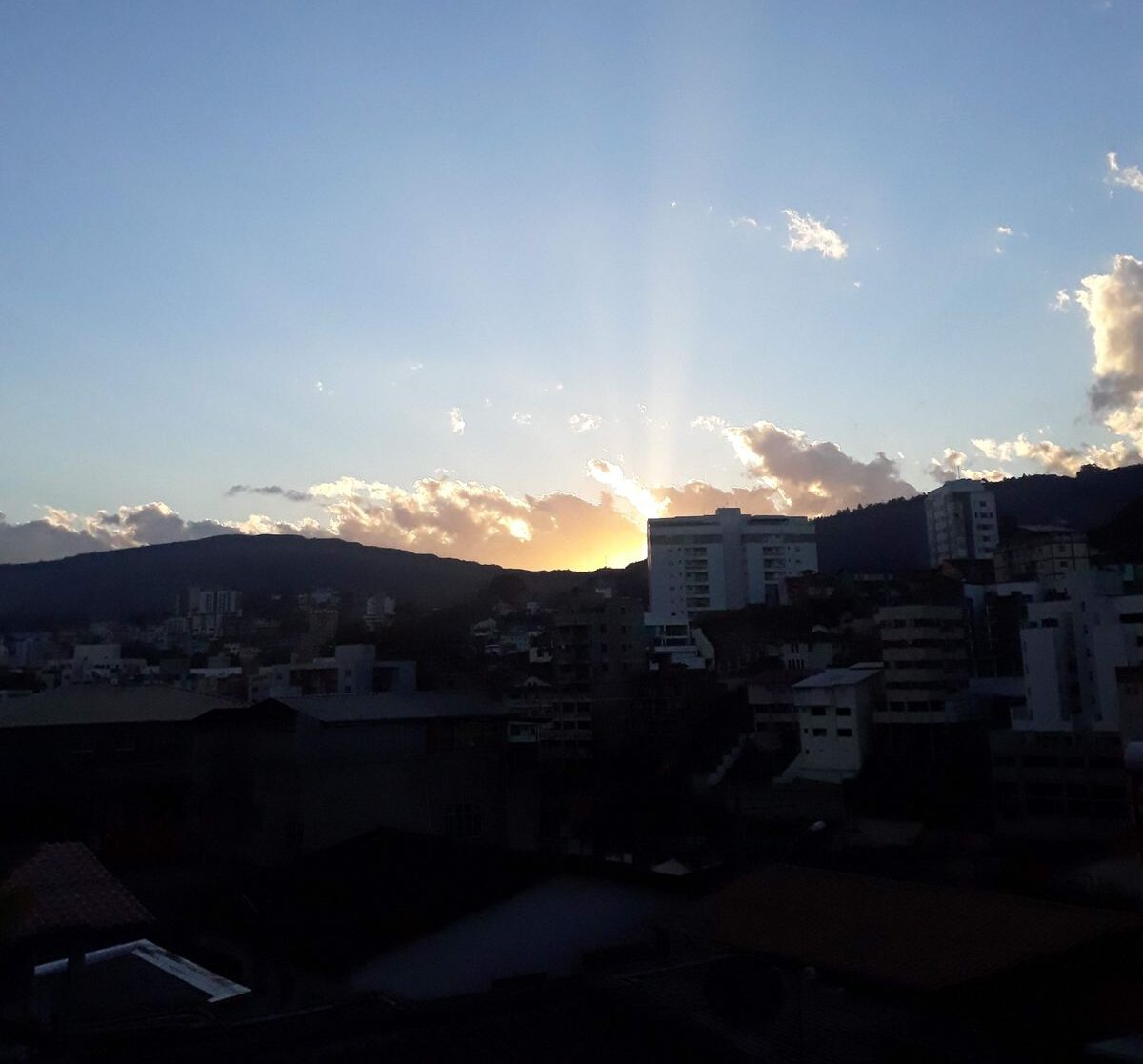 Sexta-feira começa com sol, mas pancadas de chuva podem atingir várias regiões de Minas
