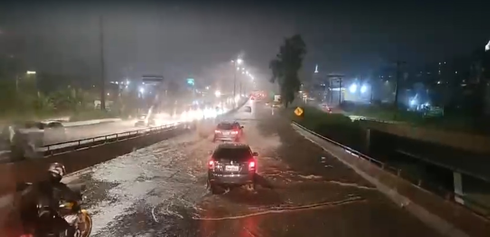 Temporal atinge Belo Horizonte e provoca alagamentos em diversas regiões; confira