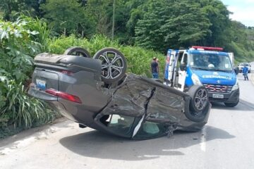 Van perde direção e colide com dois carros, que capotam, na BR-381 em Nova Era