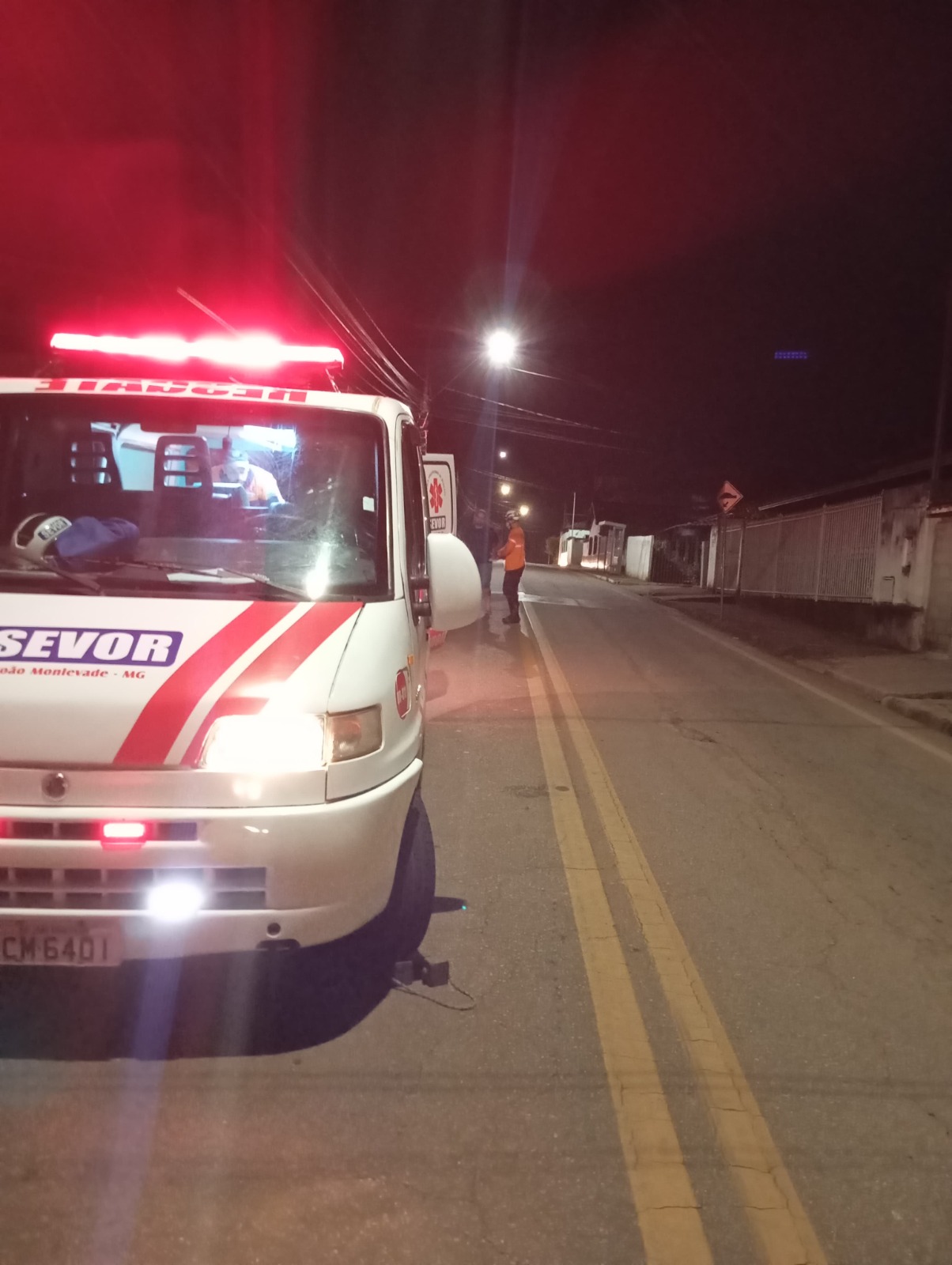 Veículo cai em ribanceira e deixa dois feridos em Rio Piracicaba