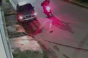 Motocicleta em alta velocidade colide com carro estacionado no bairro Santa Marta; assista ao vídeo