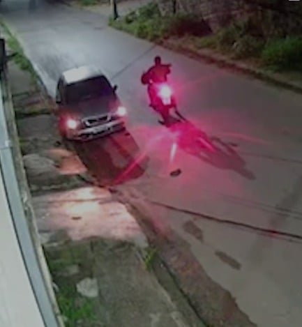 Motocicleta em alta velocidade colide com carro estacionado no bairro Santa Marta; assista ao vídeo