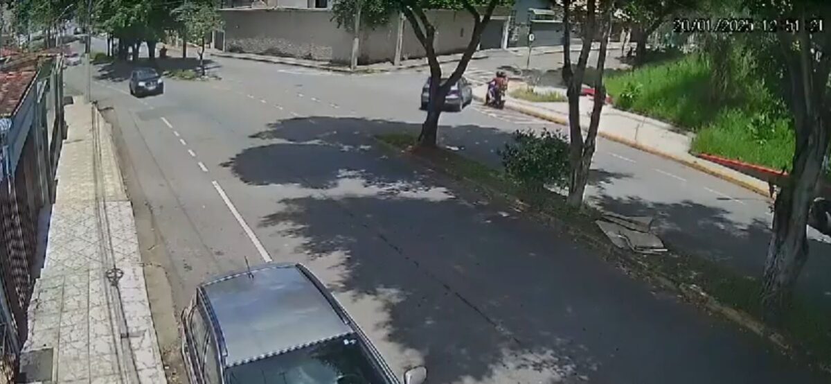 Conversão errada de veículo causa queda de motociclistas na avenida Ipiranga, em Itabira; assista