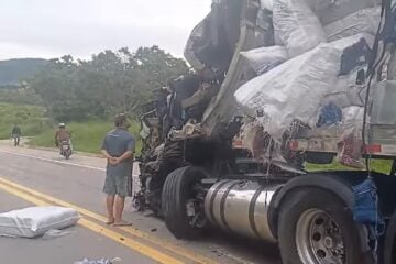 Caminhoneiro morre em acidente na BR-116; filho de 16 anos dirigia carreta