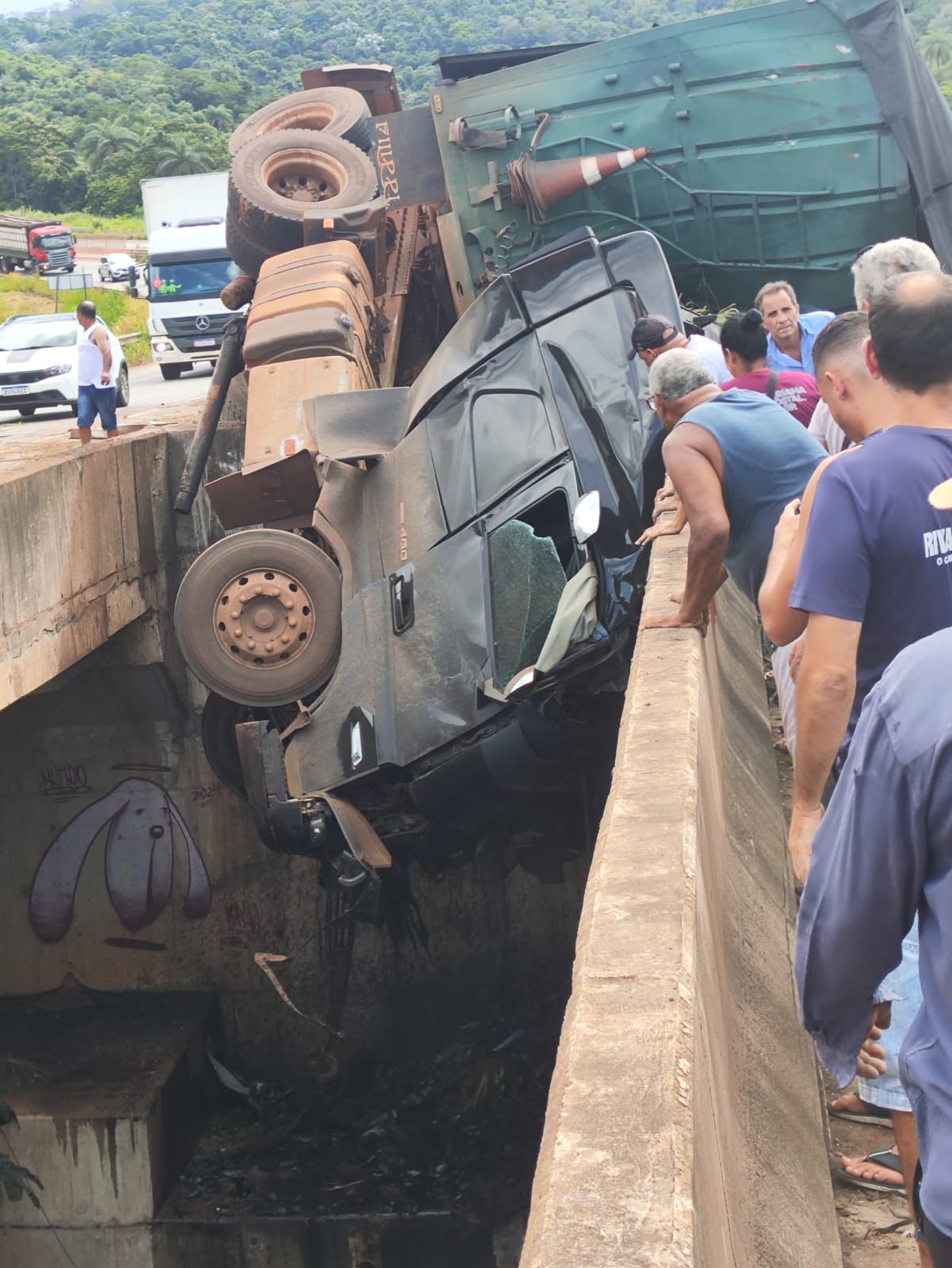 Motorista de carreta que tombou na BR-381 em Caeté não resiste aos ferimentos