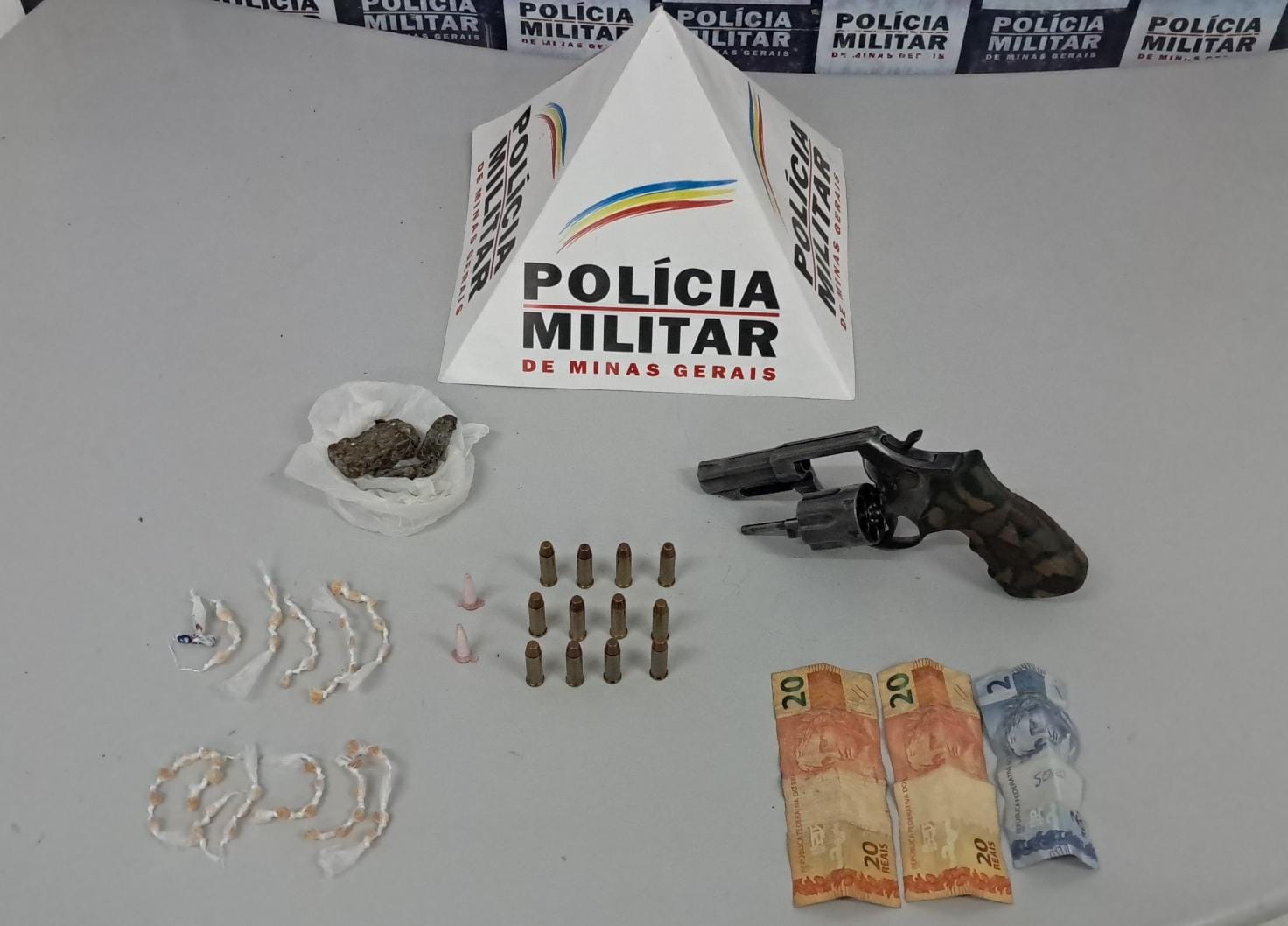 Itabira: homem é preso com arma e drogas no bairro Boa Esperança