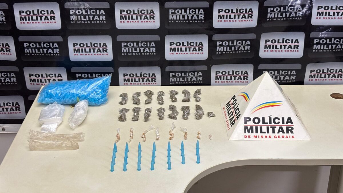 Polícia de Barão de Cocais apreende drogas escondidas em campo de futebol 
