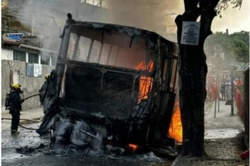 Ônibus é incendiado em Ribeirão das Neves; ação expõe denúncia sobre condições em penitenciária da cidade