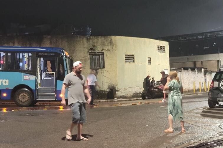 Carro invade a contramão e colide de frente contra ônibus da Cisne, próximo à Arfita, em Itabira