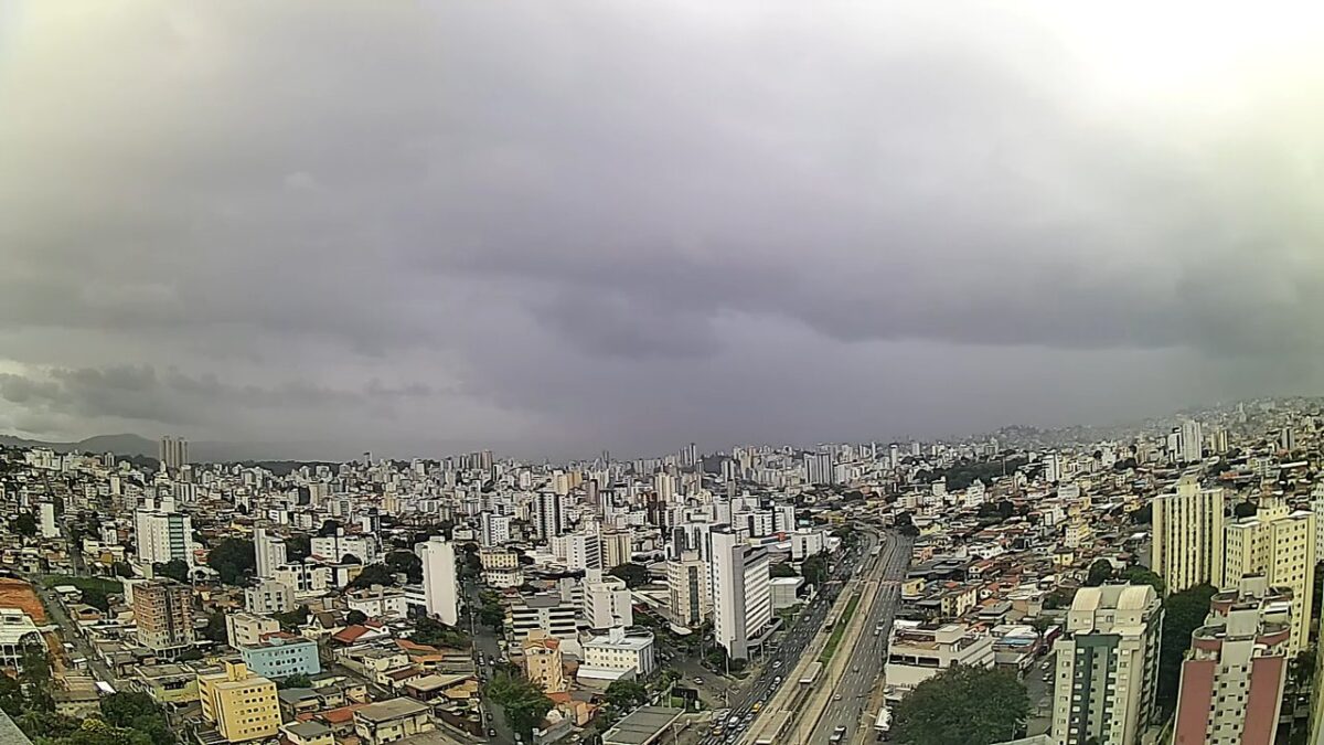 Belo Horizonte tem alerta de chuva com raios e rajadas de vento em torno de 50 km/h nesta sexta-feira