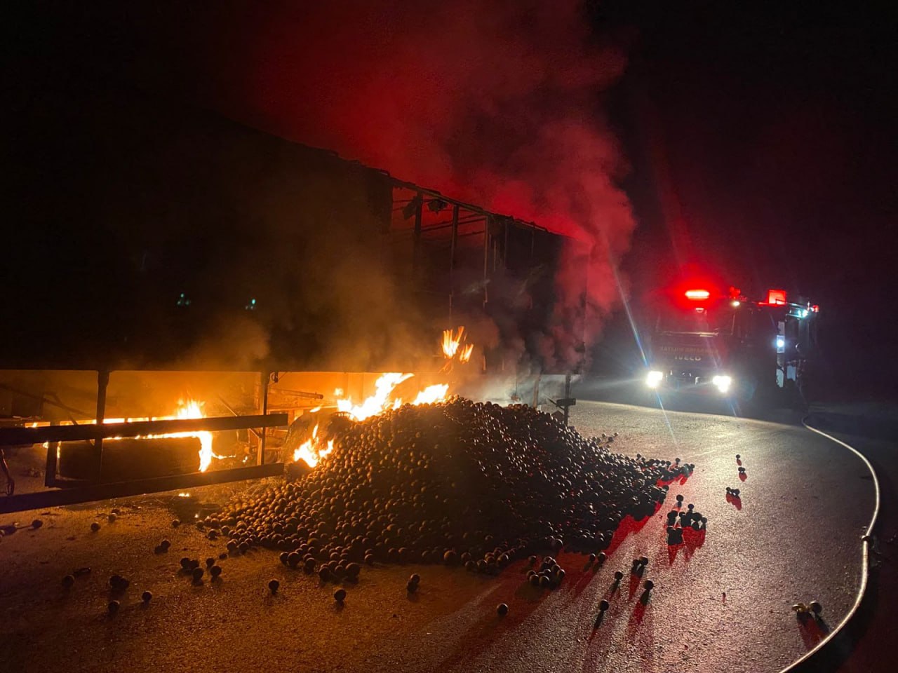 Incêndio destrói carreta carregada com frutas em Janaúba