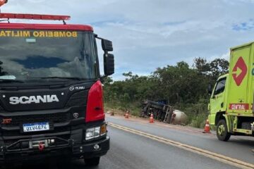 Tombamento de carreta com 50 mil litros de etanol mobiliza Corpo de Bombeiros na BR-365