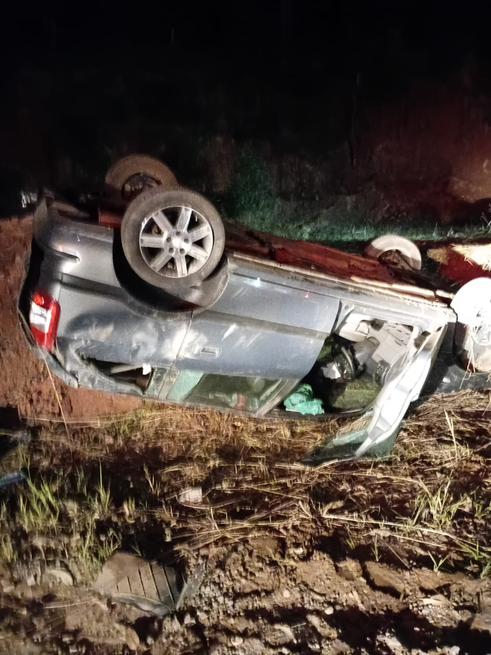 Motorista fica ferido em capotamento na BR-381, em São Gonçalo do Rio Abaixo