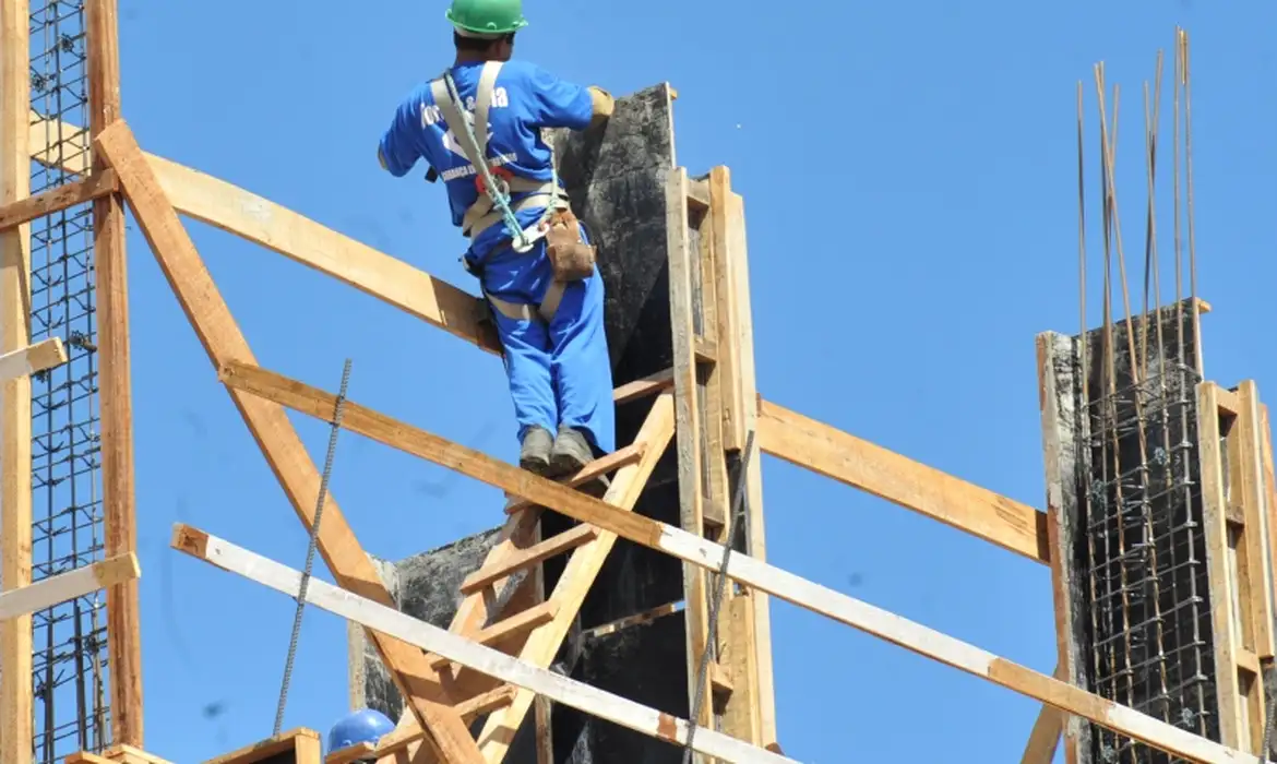 Sine Itabira oferece vaga para servente de obras nesta segunda-feira (3)