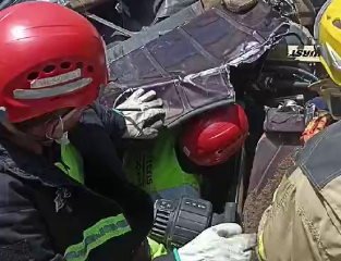 BR-381: Caminhão cai em vala após tentar evitar engavetamento; resgate dura quatro horas