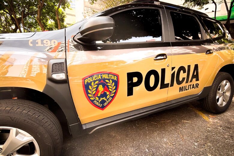 Discussão por suposta traição termina em agressão, carro destruído e prisão em Itabira