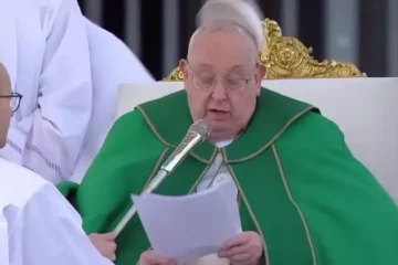 Papa, internado com bronquite, apresenta melhora