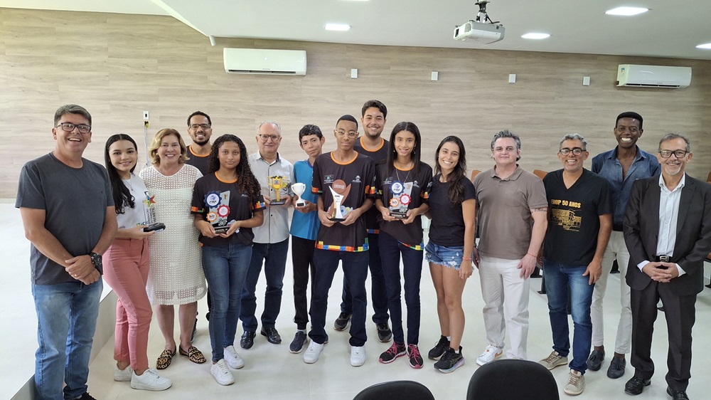 Estudantes de João Monlevade buscam apoio para participar do mundial de robótica na Coreia do Sul