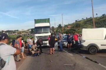 BR-381: acidente com cinco veículos na Fernão Dias causa congestionamento em Betim