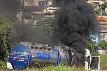 Colisão entre carretas provoca incêndio e interdição no Anel Rodoviário de BH