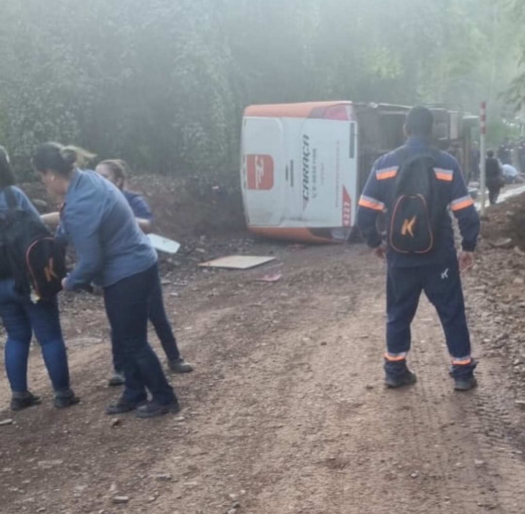 Urgente: ônibus capota com trabalhadores a bordo, em Santa Bárbara