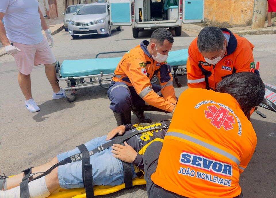 Mototaxista fica ferido após colisão com carro em João Monlevade