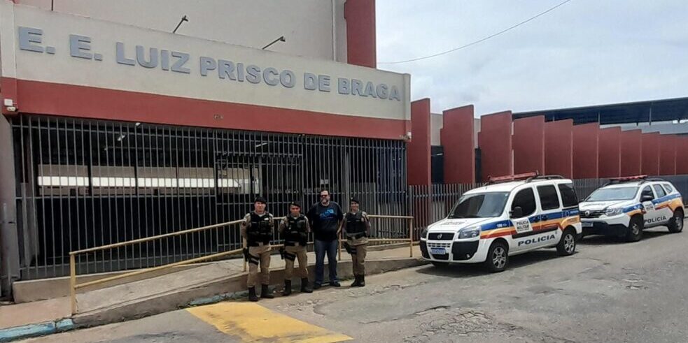 Com o início do ano letivo, a Polícia Militar de Minas Gerais (PMMG) lançou, nesta segunda-feira (10), às 8h30, a Operação "Volta às Aulas com Segurança", que será realizada em dez municípios do Médio Piracicaba. A iniciativa tem como objetivo reforçar a segurança nas imediações das escolas, oferecendo mais tranquilidade a estudantes, pais e profissionais da educação. A operação contará com presença ostensiva da PM em pontos estratégicos, principalmente nos horários de entrada e saída das aulas. Além disso, o patrulhamento será intensificado com o apoio do Projeto Vigilância Colaborativa, que utiliza câmeras de monitoramento para ampliar a fiscalização. Medidas adotadas pela operação: ✅ Fiscalização do trânsito para coibir infrações e prevenir acidentes, garantindo maior fluidez no entorno das escolas; ✅ Campanhas educativas direcionadas a pais e alunos sobre segurança viária e medidas preventivas; ✅ Continuidade do PROERD, programa que orienta crianças e adolescentes sobre os riscos das drogas e da violência. A Operação "Volta às Aulas com Segurança" seguirá em vigor durante todo o período letivo, reafirmando o compromisso da Polícia Militar com a proteção da comunidade escolar.